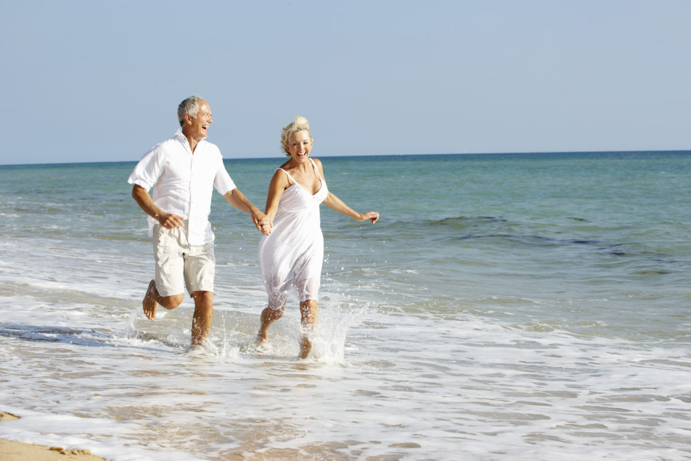 glückliches älteres Paar rennt am Strand - Darm-Fit - Mensch fit
